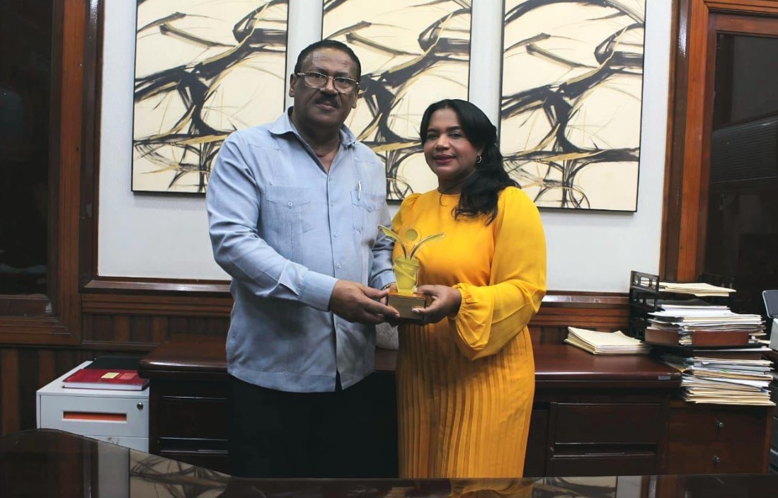 SRSO felicita a la doctora Glendis Ozuna Feliciano por reconocimiento recibido en la octava Gala Premios Vive Sano 2026