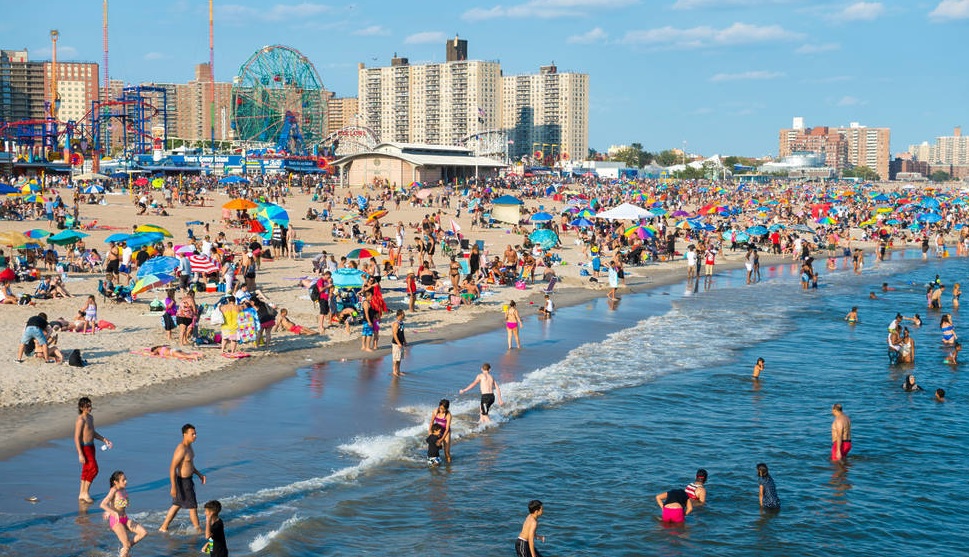 Abrirán este sábado en NYC playas públicas asisten miles de dominicanos