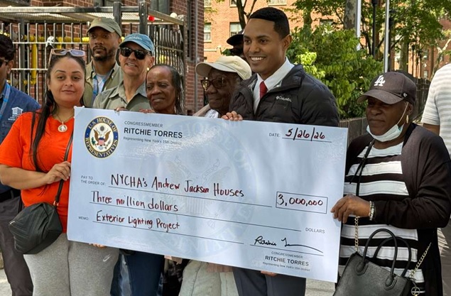 Congresista Torres ilumina edificios residen 1,915 personas en 7 edificios de 16 pisos en El Bronx