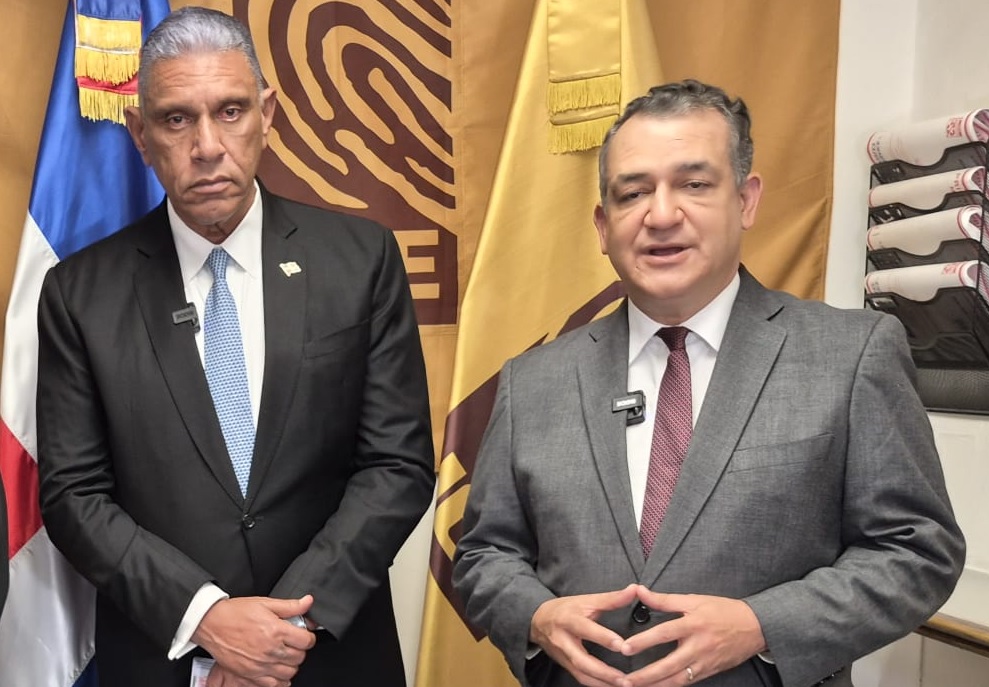 Jesús Váquez Martines, consul general de Nueva Yor y Román Jasquez , presidente de la Junta Central Electoral