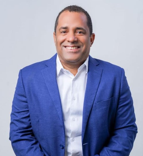 El empresario y dirigente político Oliver Santos