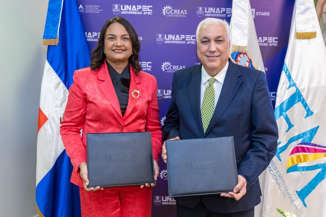 El rector de Unapec, Erik Pérez Vega y la presidenta de la Federación de Mujeres Empresarias, Rossy Escotto Minaya,