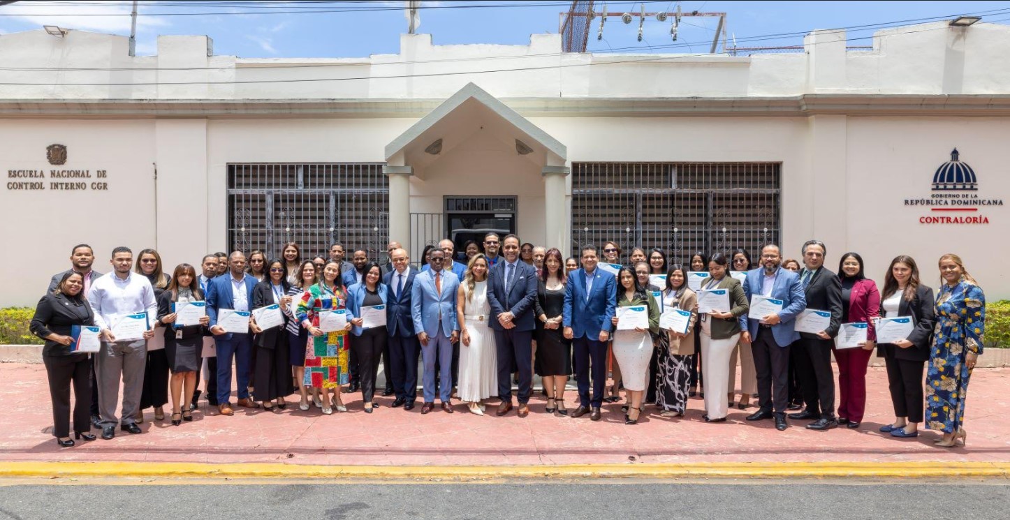 Contraloría robustece servicio de denuncia Alerta Segura CGR con certificación internacional de colaboradores