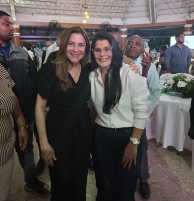 Carolina Mejía con la presidenta de la Junta de Vecino de Puerta de Hierro