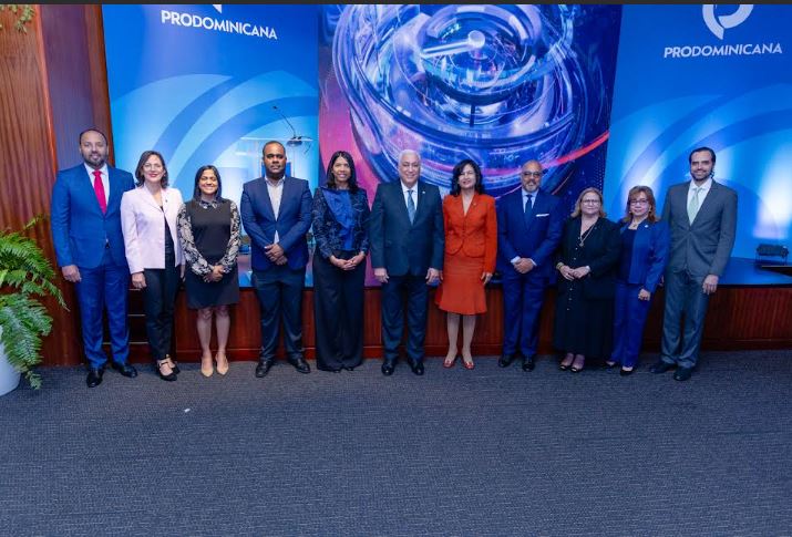 El rector de la Universidad APEC (UNAPEC), magíster Erik Pérez Vega, la directora ejecutiva de ProDominicana, Biviana Riveiro, junto a colaboradores de ambas entidades.