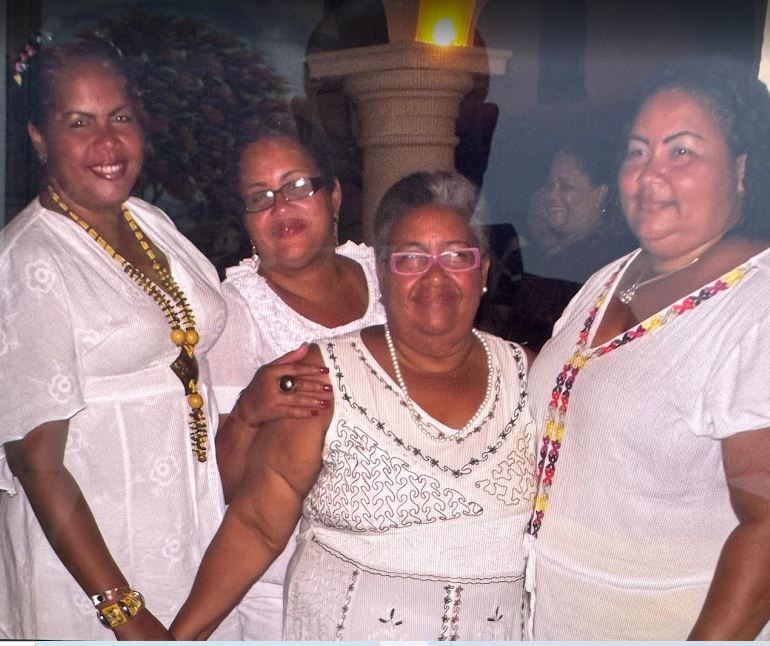 La familia Alcántara encabezada por Ana, Annery, Mercedes y Huchi Alcántara en celebración Día de las Madres