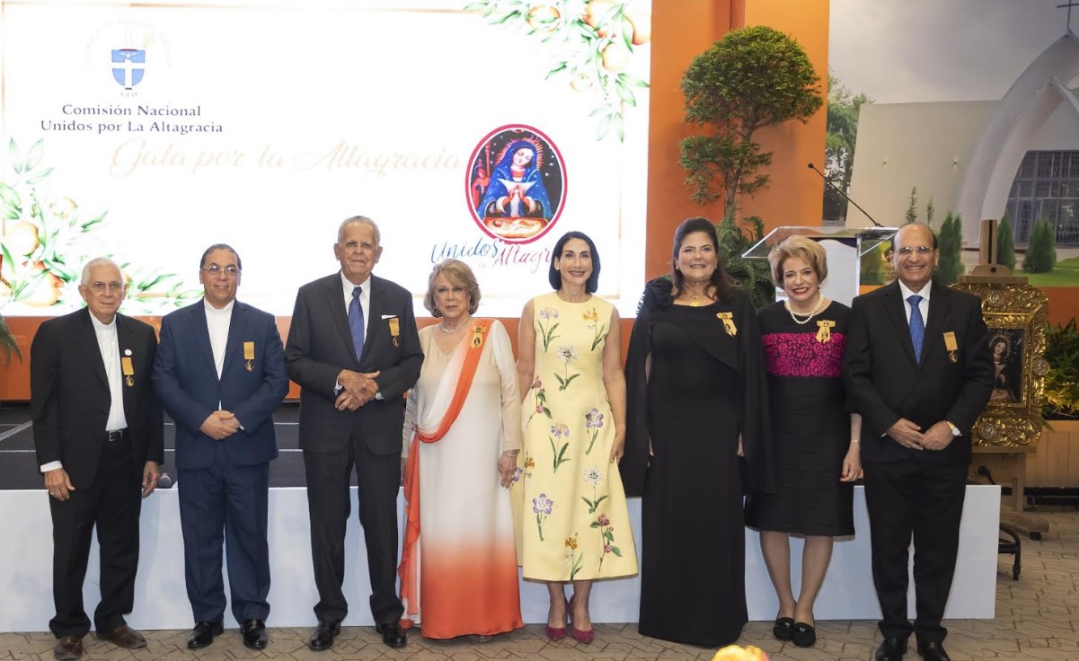 Mons. José Dolores Grullón, Mons. Santiago Rodríguez, Ing. Rafael (Tato) Bisonó Carmencita Cambiaso de Bisonó, Raquel Arbaje de Abinader, Sonia Villanueva de Brouwer, Velkys de Castaños, Julio César Castaños.