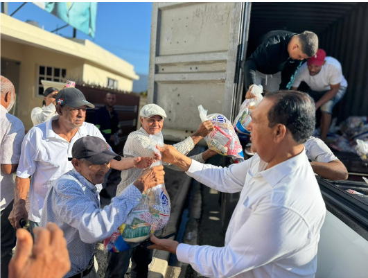 Senador Ant9onio Marte repartiendo alimentos