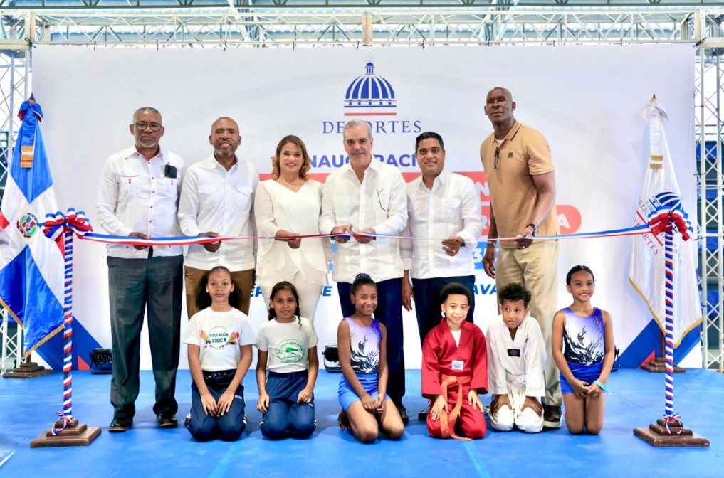 Presidente Luís Abinader y el ministro de Deportes Kelvin Cruz cortan cinta
