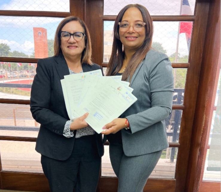 Diputada Stamy Colón deposita en secretaría legislativa proyectos de ley