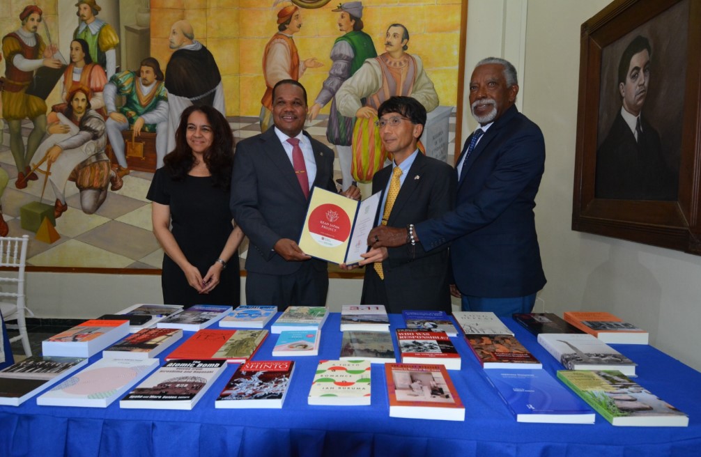 UASD recibe donación de libros de embajada de japón