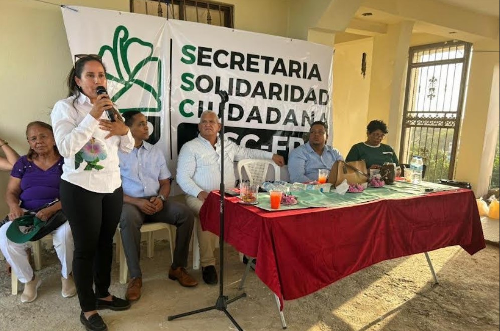 La titular de la Secretaría de Solidaridad Ciudadana, Yadira Peña se dirige a las presentes en el acto en homenaje a las madres en su día.