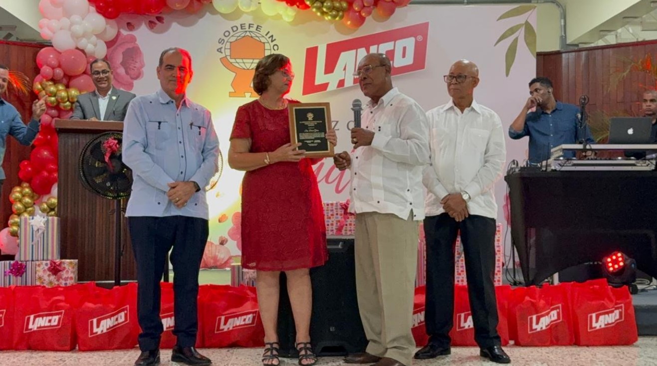 La periodista Dania Goris recibe una placa de reconocimiento de la directiva de Asodefe por su labor de difusión a la Asociación de Ferreteros.