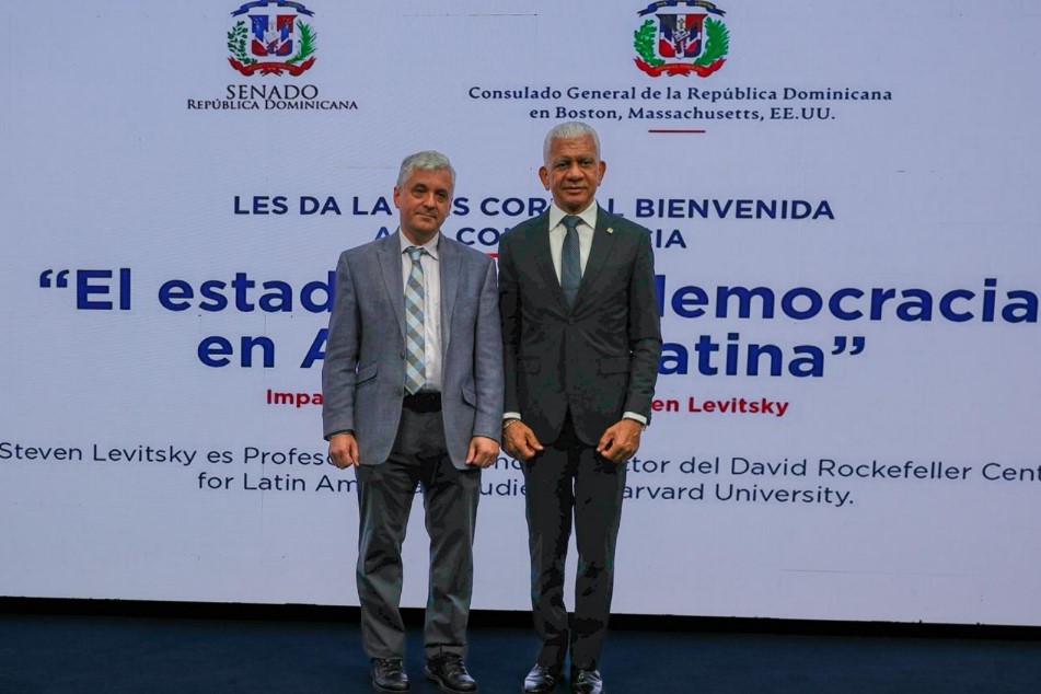 Ricardo de los Santos, presidente del Senado y el politólogo estadounidense, Steven Levitsky