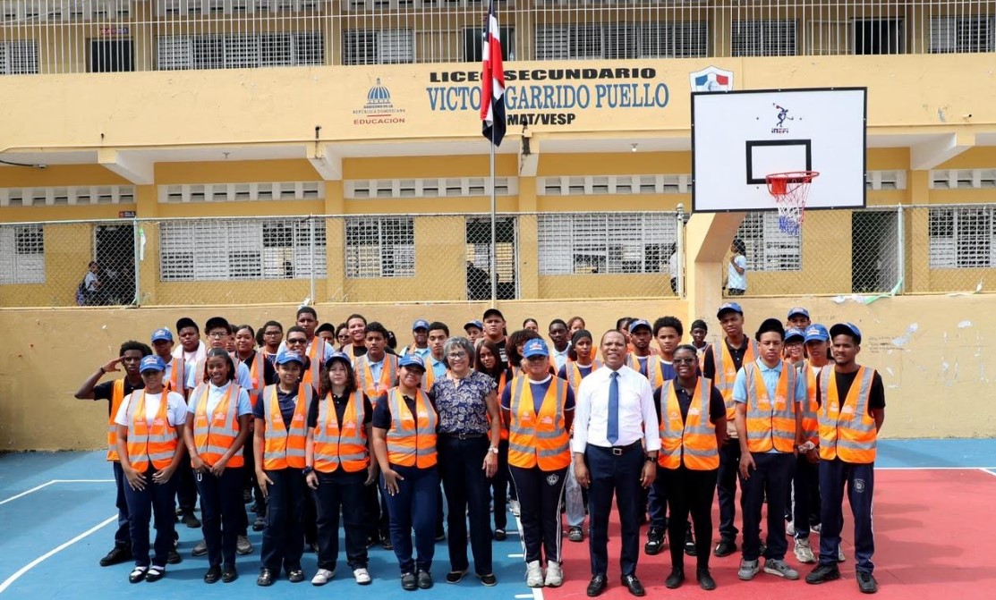 Milton Morrison imparte clases de educación vial a estudiantes de 6to de bachillerato