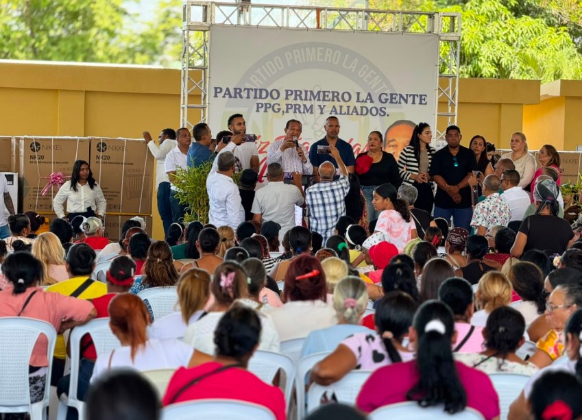 Antonio Marte celebra multitudinario homenaje a las madres de Sabaneta con entrega de electrodomésticos y artículos para el hogar