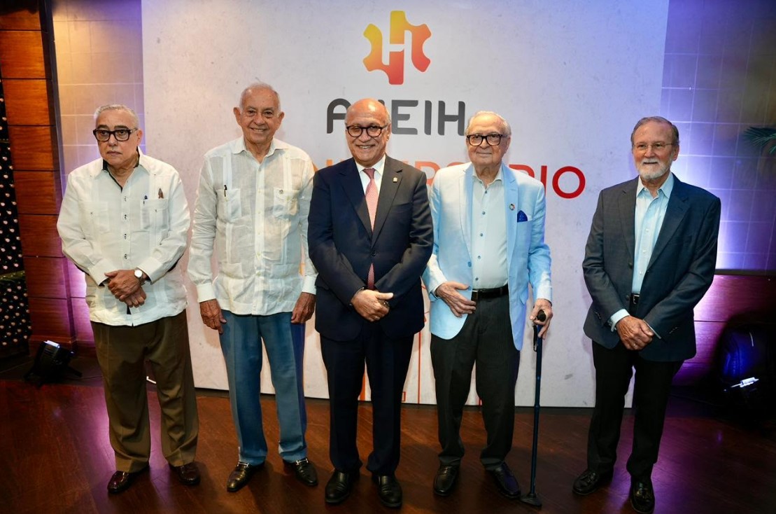 Ángelo Viro presidente de la entidad juntos a los expresidentes de ANEIH homenajeados: Antonio Espín, César Nicolás Penson, Luis Sánchez Noble e Ignacio Méndez