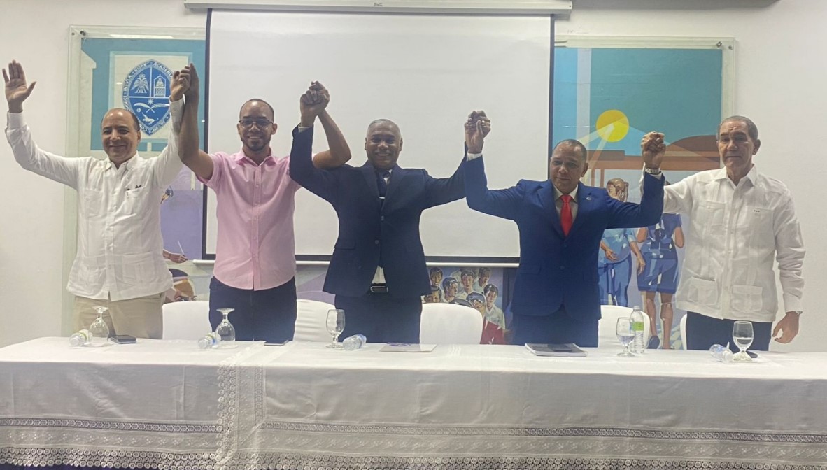 Bautista López, Juana Méndez y Rosario Cocco proclaman a Gerardo Roa próximo Vicerrector de Extensión