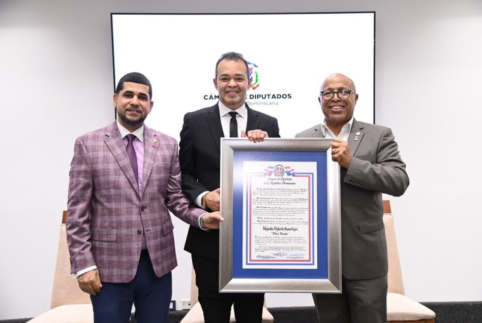 Braulio Espinal proponente, Alex Bueno y Alfredo Pacheco, presidente de la Cámara de Diputados