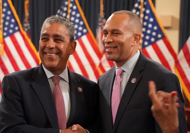 Líder Hakeem Jeffries reafirma respaldo a Espaillat rumbo a las primarias demócratas (1)