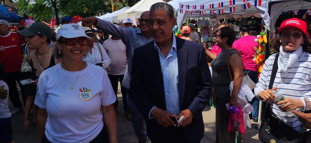 El legislador destacó el esfuerzo realizado por varias generaciones de inmigrantes dominicanos para transformar el vecindario.