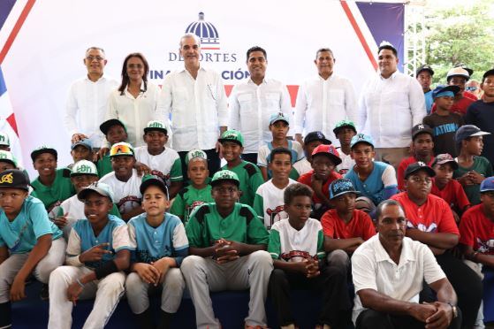 Presidente Luis Abinader y ministro Kelvin Cruz entregan remozado estadio de béisbol en Samaná