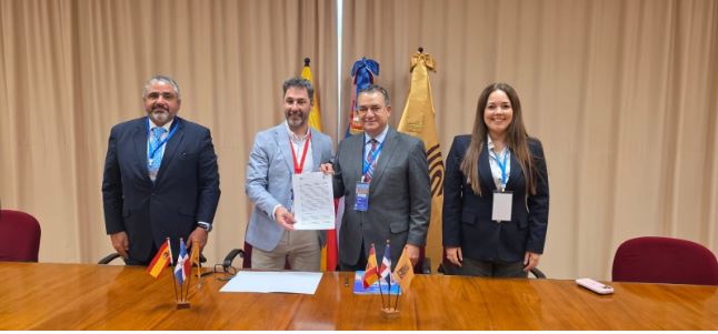 Román Jaques firma el convenio