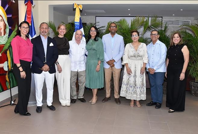 Rocío Fernández, Carlos Tejada Miqi, Eduardo Khoury Diep, Lizzar Kranwinkel, David Berg, Virginia Laureano, Adolfo Rodriguez y Lissette Cruz de Campillo.