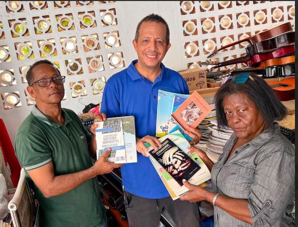 Pablo Vicente dona libros a la Casa de Cultura de Villa Faro para fortalecer la promoción de la lectura