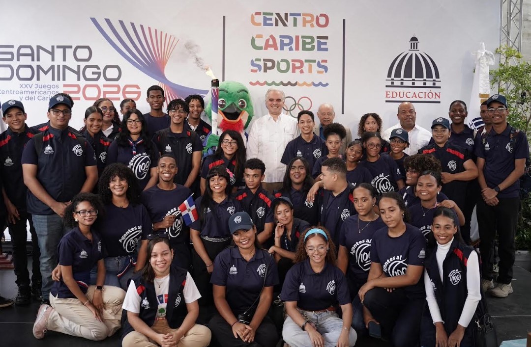 Ministro Luis Miguel De Camps recibe antorcha de los XXV Juegos Centroamericanos y del Caribe Santo Domingo 2026