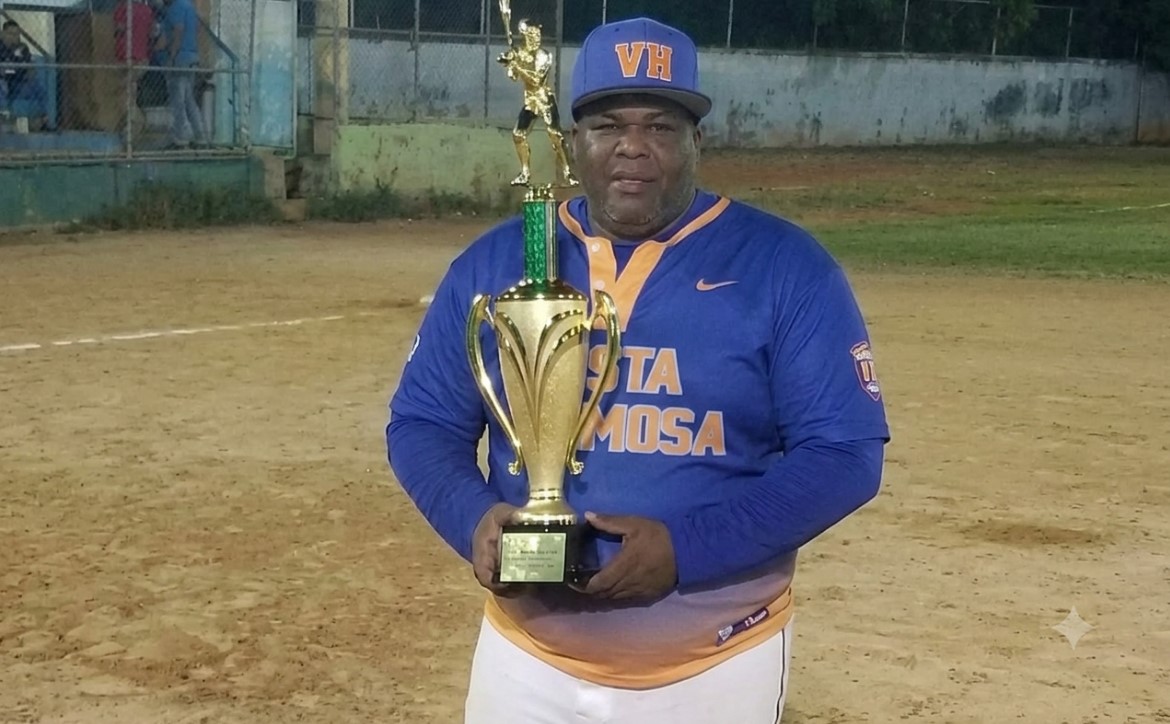 Juan Carlos Báez, destacado propulsor del softbol en Santo Domingo Este, a quien está dedicada la Súper Copa 2026, un evento que este año reunirá a 47 equipos del municipio en un ambiente de confraternidad, amistad y celebración deportiva.