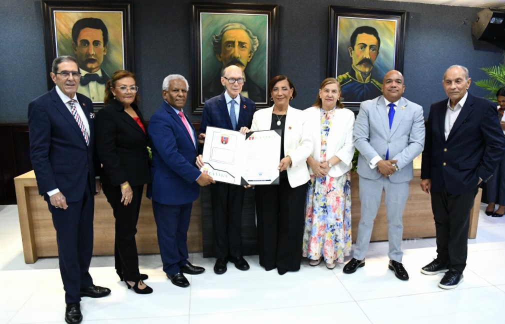 Ayuntamiento de La Vega declara Hijo Meritísimo al historiador Frank Moya Pons