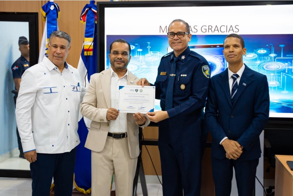 ITLA entrega primera certificación en Inteligencia Artificial al alto mando de la Policía Nacional