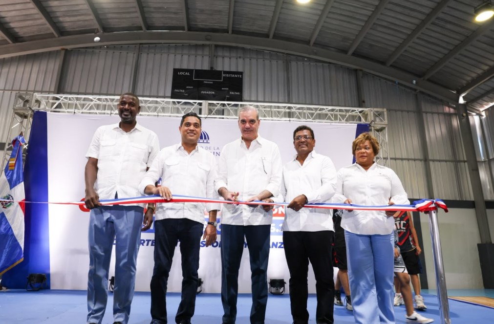 Presidente Abinader y ministro Kelvin Cruz entregan multiuso Dante Lemonier en Los Alcarrizos