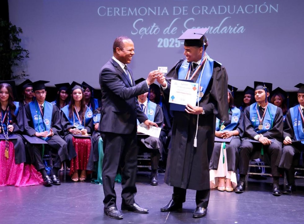 El director ejecutivo del Intrant, Milton Morrison hace entrega de un carnet a un bachiller