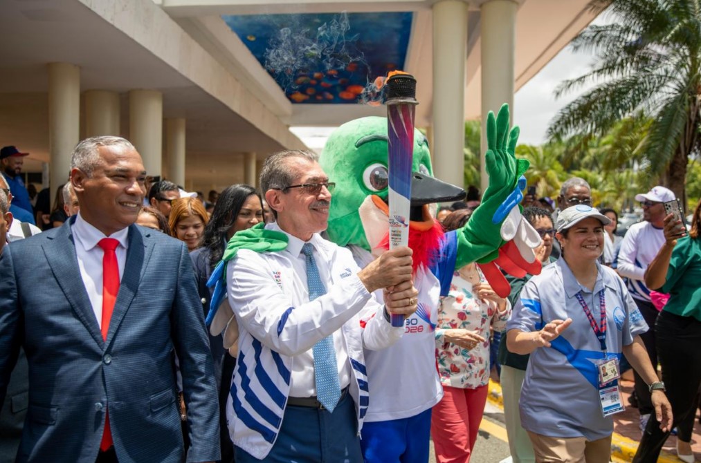 UASD recibe la antorcha de los XXV Juegos Centroamericanos y del Caribe y reafirma su respaldo al deporte nacional