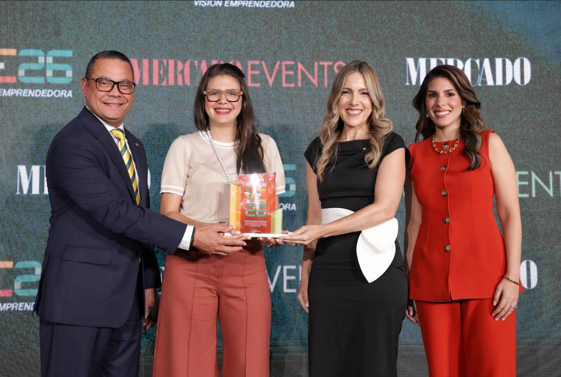 Banco Caribe y Revista Mercado reconocen a Elvira Garrido, de Pork and Beer, en el marco de Visión Emprendedora 2026