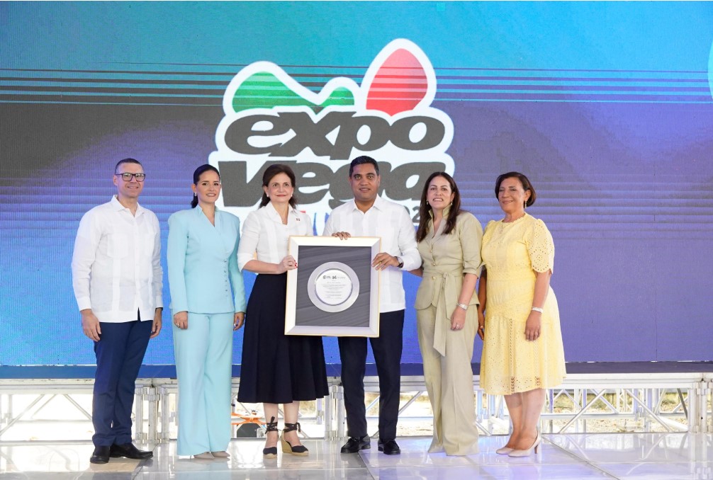 Dedican Expo Vega Real 2026 al ministro de Deportes Kelvin Cruz