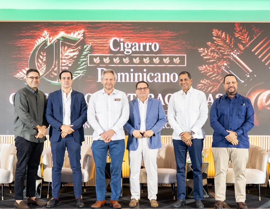 José Manuel Blanco, Henrik Kelner, Michelle Amelia León, Catherine Llibre, moderadora; Daniela León, Carlos A. Fuente III y Litto Daniel Gómez