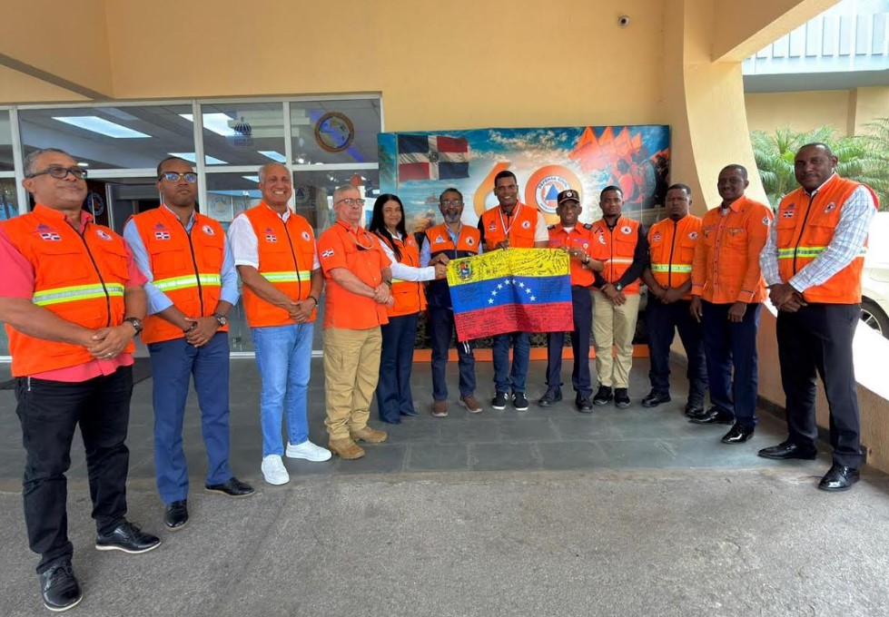 Defensa Civil reconoce labor de rescatista que participó en misión humanitaria en Venezuela
