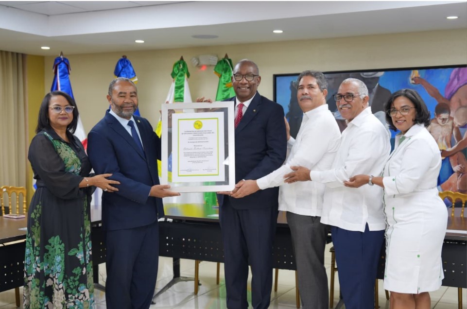 COOEPROUASD reconoce rector Editrudis Beltrán por fortalecer cooperativismo universitario