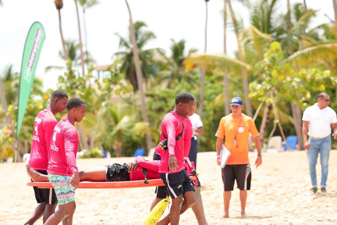 Happy Dolphins certifica 18 nuevos socorristas en Miches y fortalece la seguridad acuática en destinos turísticos