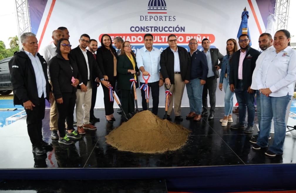 Ministro Kelvin Cruz inicia trabajos de construcción del multiuso del municipio Puñal