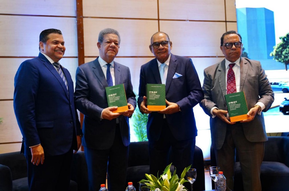 Tobías Crespo junto a ex presidene Leonel Fernández, Miguel  y Franjul, director del Listín Diario y Rafael Peralta Romero, director de la Biblioteca Nacional
