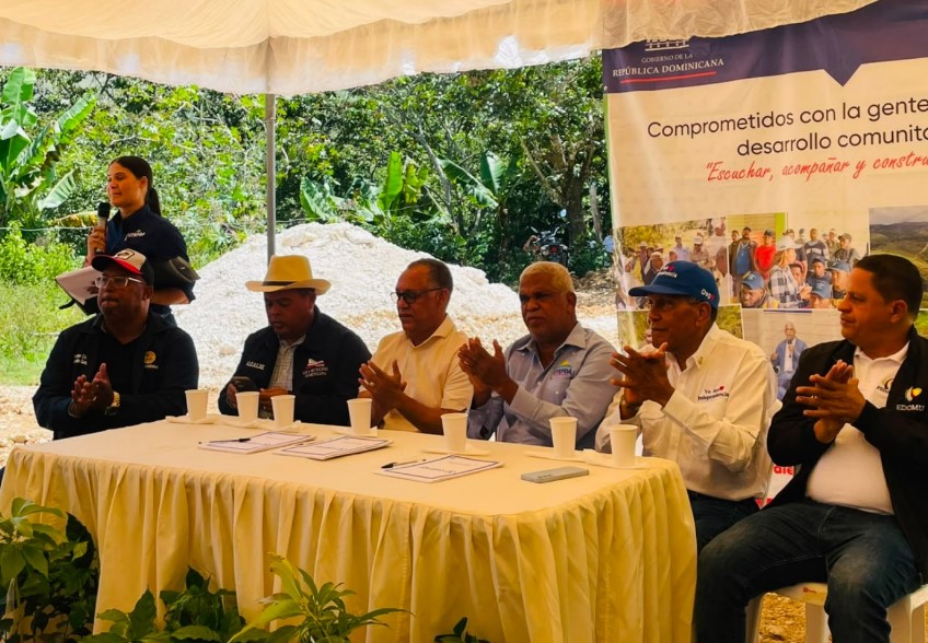 Senadores Jhonson Encarnación y Dagoberto Rodríguez encabezan socialización de camino vecinal que unirá cuatro provincias del Sur