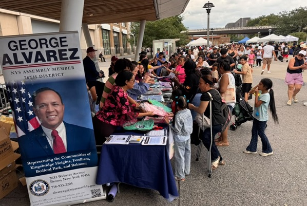 Asambleísta estatal D-78 en El Bronx entrega miles de útiles escolares a familias escasos recursos