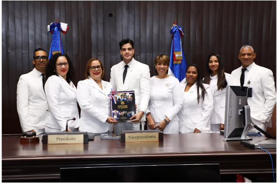 Diputado Bray Vargas entrega proyectos de ley a Ivón Mota secretaria legislativas