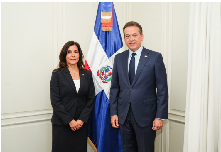 Ministro de Relaciones Extygerior Víctor Ito Bisonó y la embajadora de Estados Unidos Leah Francis Campos
