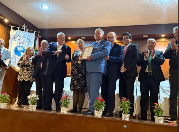 Embajador Juan Bolívar Díaz recibe galardón en México