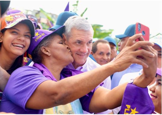 Gonzalo Castillo vuelve a las calles: inicia en Azua recorrido nacional provincia por provincia